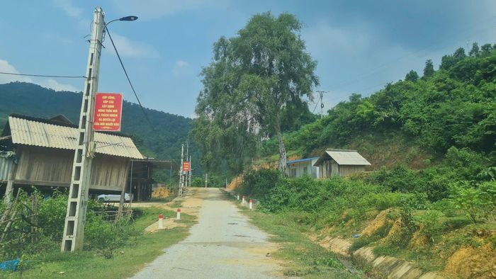 Đường điện chiếu sáng dọc trục đường trung tâm bản Xốp Kha được lắp đặt nhờ kêu gọi xã hội hóa. Ảnh: H.T