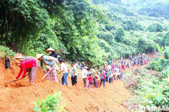 Nhân dân bản Côi, xã Lượng Minh (Tương Dương) bạt núi mở đường vào khu sản xuất, tạo động lực để phát triển kinh tế. Ảnh: Đình Tuân
