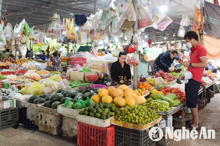 Theo dự báo của các tiểu thương, mặt hàng trái cây sẽ đắt khách cho đến hết Rằm tháng Giêng. Ảnh: T.P