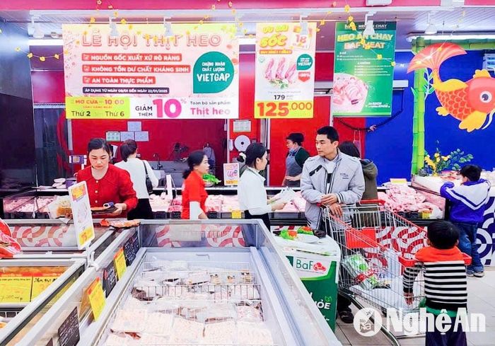 Các siêu thị cũng chuẩn bị đầy đủ nguồn hàng phục vụ nhu cầu mua sắm của người dân sau kỳ nghỉ Tết. Ảnh: T.P