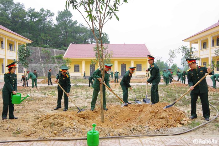 Lãnh đạo Bộ Chỉ huy Quân sự tỉnh cùng toàn thể cán bộ, chiến sĩ tham gia “Tết trồng cây đời đời nhớ ơn Bác Hồ”. Ảnh: Hoàng Long