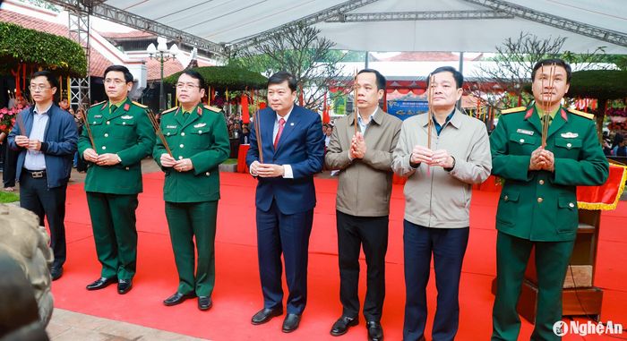 Chủ tịch UBND tỉnh Nghệ An Lê Hồng Vinh và các đồng chí lãnh đạo Quân khu 4, Bộ CHQS tỉnh và các ban, ngành dâng hương tưởng niệm Hoàng đế Quang Trung. Ảnh: Thành Duy