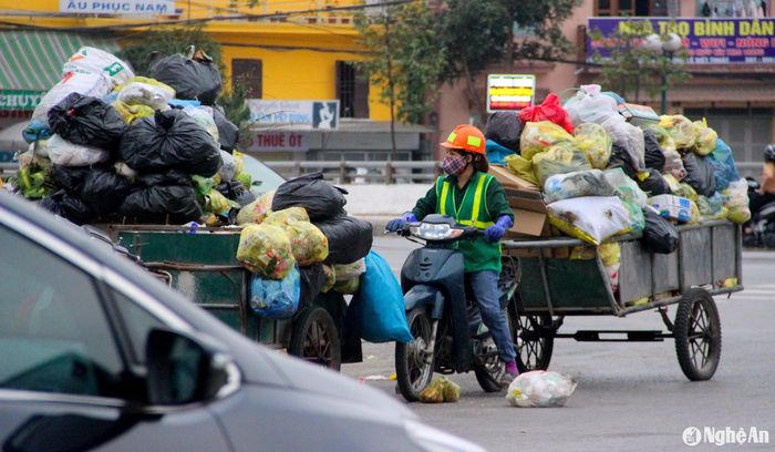Các công nhân cũng phải làm việc 100% công suất mới có thể đảm bảo được môi trường sạch sẽ trong dịp Tết. Ảnh: Q.A
