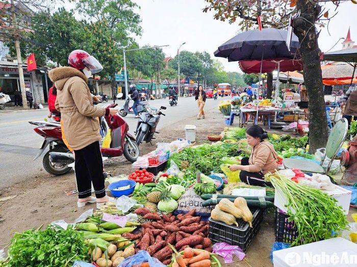 Nhiều chợ dân sinh đã quay lại hoạt động buôn bán thường nhật. Ảnh: T.P