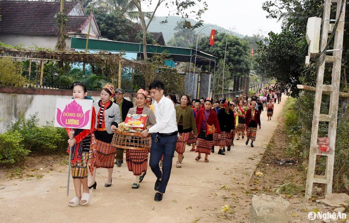 Hằng năm, vào ngày mùng 5 Tết Nguyên đán, các dòng họ ở bản Bộng, xã Thành Sơn (Anh Sơn) soạn sửa mâm cỗ để rước đến ngôi miếu đầu bản cúng tế các vị thần núi, thần sông, cầu mong mưa thuận gió hòa, cuộc sống bình yên, mùa màng tươi tốt. Ảnh: Công Khang