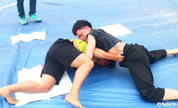 Tham gia hội vật đầu Xuân, các đô vật thường không quá câu nệ về luật, phần thưởng, mà chủ yếu góp vui là chính. Ảnh: Huy Thư