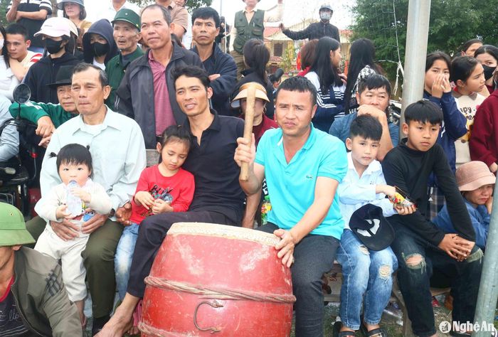 Không khí sới vật lúc thì sôi nổi, lúc thì giằng co quyết liệt. Mỗi khi đô vật nào đánh được một thế đẹp, trống hội lại thúc lên, tiếng reo hò lại ồn ào, náo động. Ảnh: Huy Thư