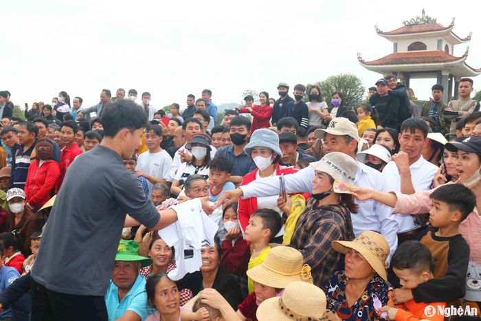 Ngoài phần thưởng của ban tổ chức, người đi xem vật cũng tự do trao thưởng cho những đô vật mà mình yêu thích. Ảnh: Huy Thư