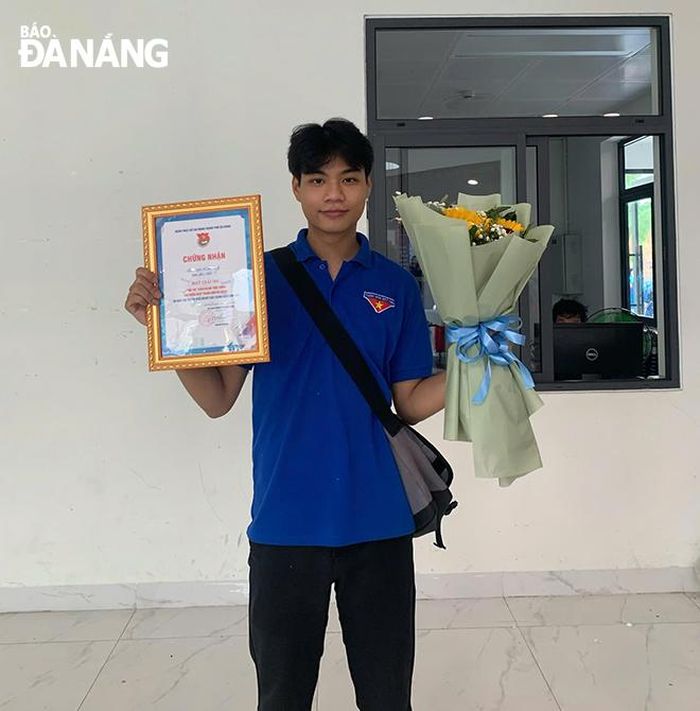 Hồ Phạm Quốc Thuận nhận giải thưởng cuộc thi livestream thực chiến chợ phiên ocop thanh niên Đà Nẵng