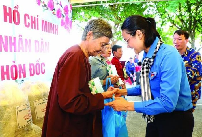 Phó Bí thư Thành Đoàn TPHCM Trần Thu Hà tặng món quà Tết sớm đến người dân đảo Hòn Đốc. Ảnh: Ngô Tùng 