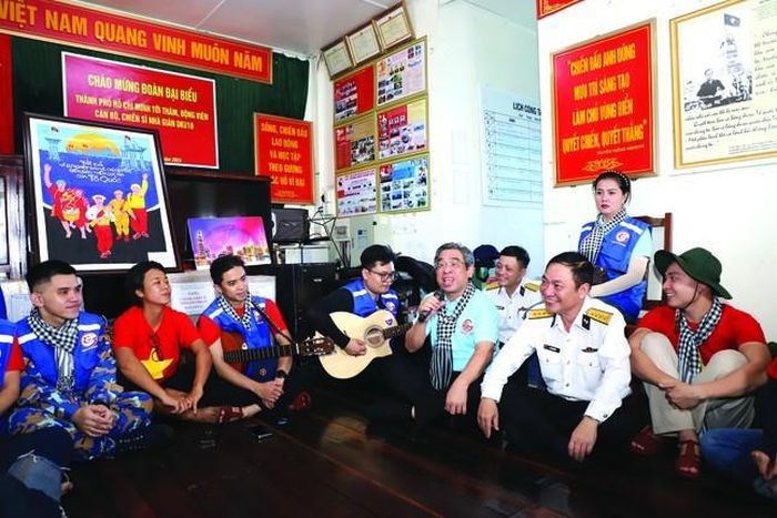  Phó Bí thư Thành ủy TPHCM Nguyễn Phước Lộc cùng các thành viên đoàn công tác giao lưu văn nghệ với cán bộ, chiến sĩ Nhà giàn DK1/10. Ảnh: Ngô Tùng 