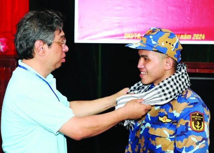  Phó Bí thư Thành ủy TPHCM Nguyễn Phước Lộc động viên, tặng quà cho chiến sĩ. 