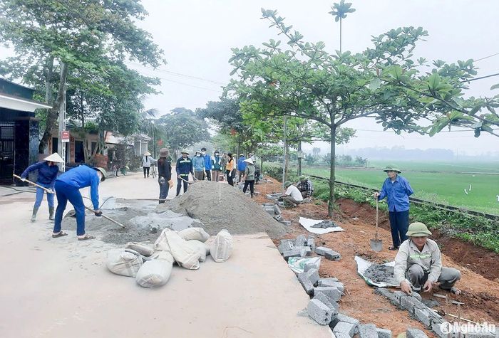 Cán bộ, nhân dân xã Đại Sơn (Đô Lương) tham gia làm nông thôn mới. Ảnh: Mai Hoa