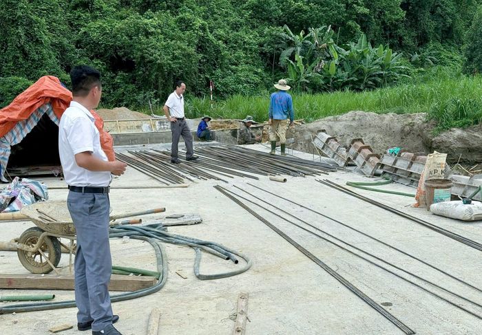 Lãnh đạo xã Châu Cường (Quỳ Hợp) trực tiếp giám sát việc làm cầu tràn. Ảnh: M.H
