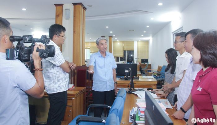 Đồng chí Nguyễn Thanh Tiên trò chuyện với lãnh đạo, phóng viên, biên tập viên, kỹ thuật viên Tòa soạn Báo Nghệ An. Ảnh: Mai Hoa