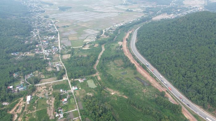 Đoạn kênh Sắt chảy uốn lượn qua Truông Sắt thuộc xã Diễn An (Diễn Châu) và xã Nghi Yên (Nghi Lộc), được xem là nơi Nguyễn Trường Tộ chỉ đạo đào kênh, do gặp ghềnh đá nên phải đào ngoằn ngoèo. Ảnh: Tiến Đông
