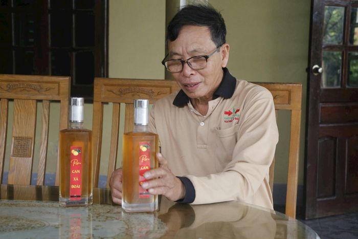 Người làm nghề chia sẻ về bí quyết ngâm rượu thơm ngon. Ảnh: Phú Hương