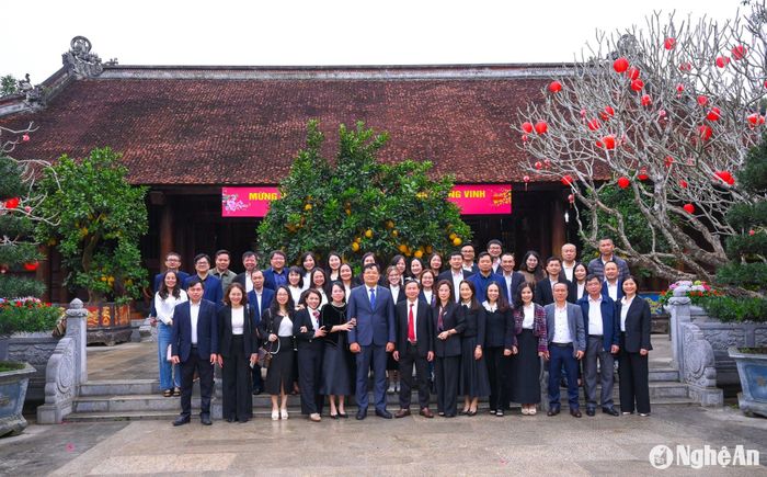 Tập thể cán bộ, phóng viên, nhân viên Báo Nghệ An chụp ảnh lưu niệm tại Khu Di tích Quốc gia đặc biệt Kim Liên. Ảnh: Thành Cường