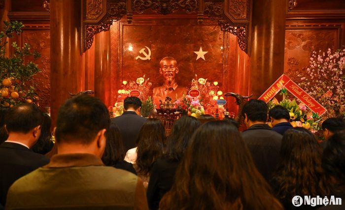 Tập thể cán bộ, phóng viên, nhân viên Báo Nghệ An tưởng niệm Chủ tịch Hồ Chí Minh. Ảnh: Thành Cường