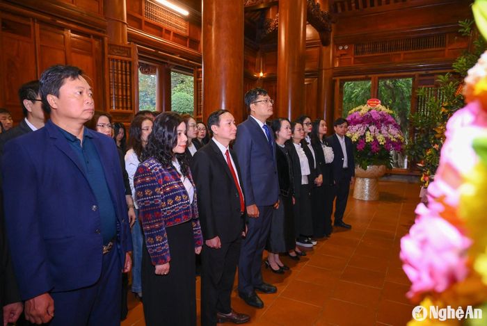 Tập thể cán bộ, phóng viên, nhân viên Báo Nghệ An tưởng niệm Chủ tịch Hồ Chí Minh. Ảnh: Thành Cường