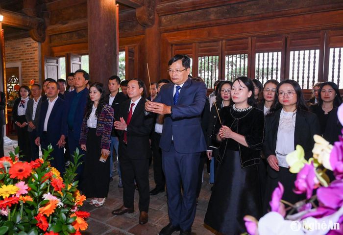Tập thể cán bộ, phóng viên, nhân viên Báo Nghệ An dâng hương tại đền thờ gia tiên của Chủ tịch Hồ Chí Minh trên núi Chung Sơn. Ảnh: Thành Cường