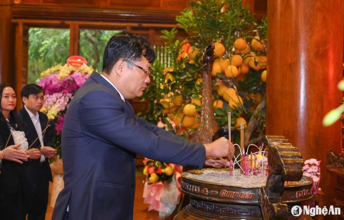 Đồng chí Ngô Đức Kiên - Bí thư Đảng ủy, Tổng Biên tập Báo Nghệ An dâng hương tưởng niệm Chủ tịch Hồ Chí Minh. Ảnh: Thành Cường