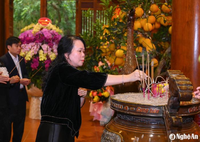 Đồng chí Nguyễn Thị Thu Hương - Phó Tổng Biên tập Báo Nghệ An dâng hương tưởng niệm Chủ tịch Hồ Chí Minh. Ảnh: Thành Cường
