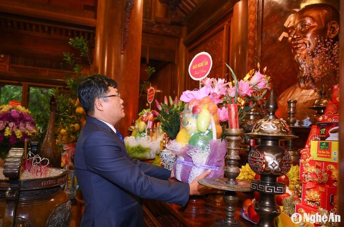 Đồng chí Ngô Đức Kiên - Bí thư Đảng ủy, Tổng Biên tập Báo Nghệ An dâng lễ, dâng hoa lên anh linh Chủ tịch Hồ Chí Minh. Ảnh: Thành Cường