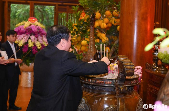 Đồng chí Trần Văn Hùng - Phó Tổng Biên tập Báo Nghệ An dâng hương tưởng niệm Chủ tịch Hồ Chí Minh. Ảnh: Thành Cường