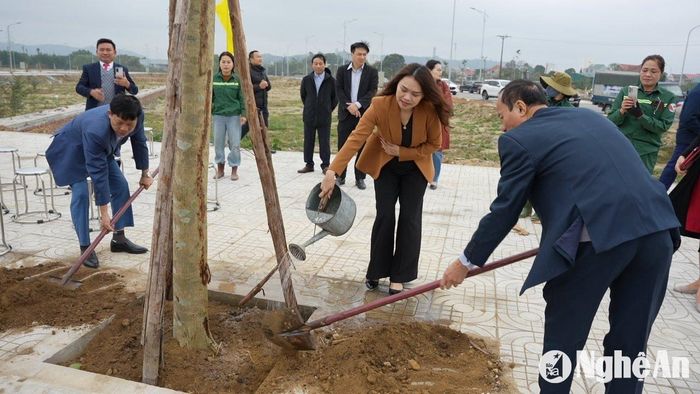 Lãnh đạo UBND TP. Vinh tại lễ Tết trồng cây tết Ất Tỵ 2025. Ảnh: Hồng Quang