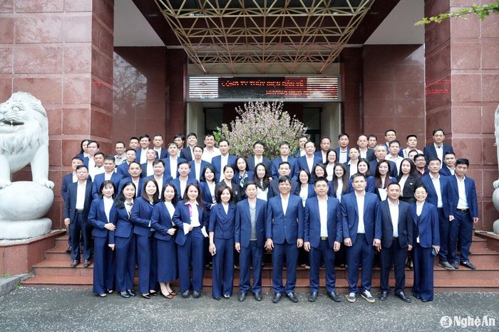 Tập thể lãnh đạo, cán bộ Công ty Thủy điện Bản Vẽ chụp ảnh lưu niệm đầu năm. Ảnh: Tiến Đông