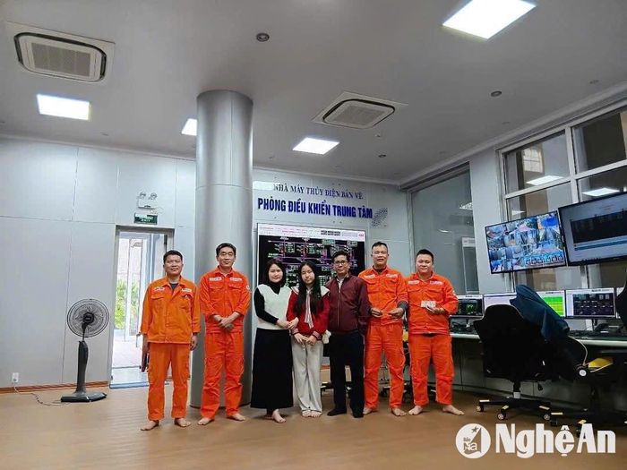 Cán bộ, nhân viên Công ty Thủy điện Bản Vẽ trực tết tại nhà máy. Ảnh: Linh Chi