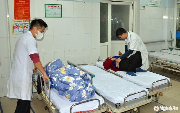 Trong dịp Tết, mỗi ngày, khoa Cấp cứu, Bệnh viện Hữu nghị Đa khoa Nghệ An phải đón, xử lý khoảng 300 ca bệnh. Ảnh: Thành Chung