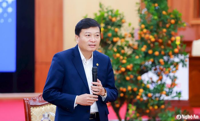 Chủ tịch UBND tỉnh Nghệ An Lê Hồng Vinh phát biểu chúc mừng năm mới Ất Tỵ 2025 và trao đổi một số nhiệm vụ trọng tâm đối với ngành Điện trong năm 2025. Ảnh: Thành Duy