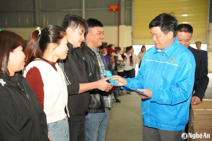 Chủ tịch Liên đoàn Lao động tỉnh lì xì mừng tuổi cho công nhân có hoàn cảnh khó khăn và công nhân có thành tích xuất sắc. Ảnh: Trần Vân