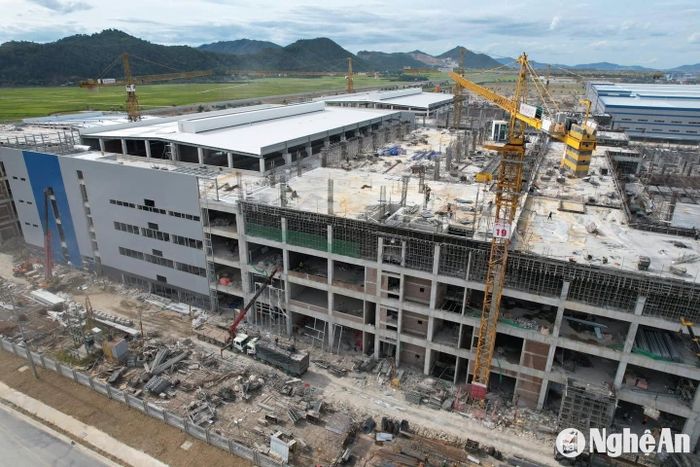 Các dự án lớn đang đầu tư xây dựng ở Khu công nghiệp VSIP Nghệ An. Ảnh: Trân Châu