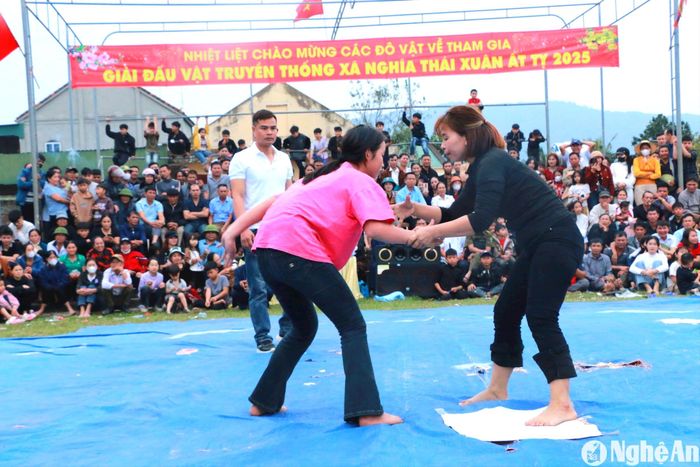 Nét độc đáo riêng của giải vật tại xã Nghĩa Thái so với các địa phương khác là có sự tham gia của các chị em. Không phân biệt lứa tuổi, cân nặng, không quy định về trang phục, ai cảm thấy mình có thể thi đấu được đều có thể so tài ở sới vật mà không cần phải đăng ký trước. Giải vật diễn ra trong không khí vui tươi, an toàn, an ninh trật tự được đảm bảo. Ảnh: Gia Huy