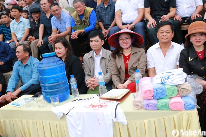 Phần thưởng Ban tổ chức chuẩn bị cho người thắng cuộc là những chiếc áo phông và khăn. Ảnh: Gia Huy