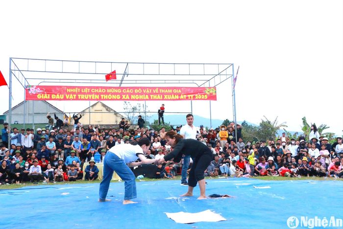 Theo trọng tài Nguyễn Duy Báo (xã Nghĩa Thái): Sới vật nữ thể hiện tinh thần nam nữ bình đẳng, vừa mang lại niềm vui, tiếng cười cho mọi người, vừa góp phần gìn giữ, phát huy môn thể thao truyền thống của dân tộc. Bên cạnh những gương mặt mới cũng có một số gương mặt quen thuộc với các giải vật truyền thống hàng năm của xã Nghĩa Thái điển hình như nữ đô vật Đinh Thị Uyên (áo trắng). Ảnh: Gia Huy
