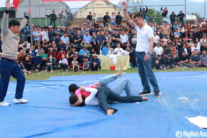 Dù không quen biết nhau nhưng các tay vật vẫn thi đấu nhiệt tình, không đặt nặng thắng thua mà trên tinh thần vui là chính. Ảnh: Gia Huy