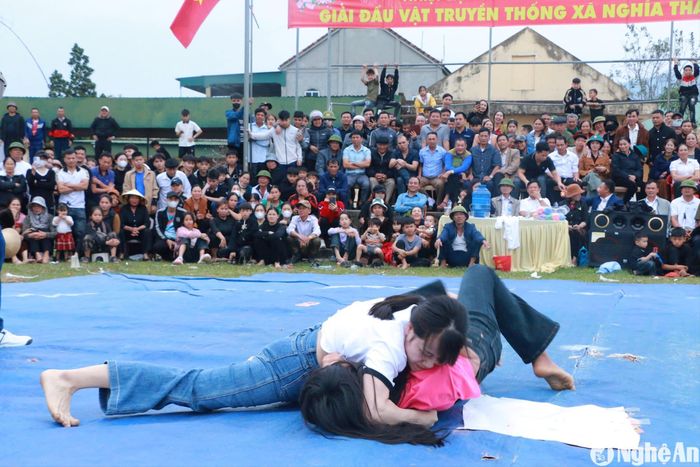 Chỉ cần quật ngã đối thủ ở tư thế "lấm lưng trắng bụng" (lưng chạm đất, bụng ngửa lên trời) là có thể giành chiến thắng. Ảnh: Gia Huy
