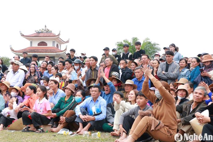 Theo chị Trần Thị Thắm - Công chức văn hóa xã Nghĩa Thái, huyện Nam Đàn: "Sới vật dành cho nữ ở xã Nghĩa Thái không chỉ thu hút đông đảo người dân địa phương đến xem, cổ vũ mà còn thu hút nhiều chị em ở các xã khác trên địa bàn huyện Nam Đàn như xã Vân Diên, Nam Anh, Nam Thanh... tới so tài". Ngoài nêu cao tinh thần thượng võ, thông qua giải đấu vật đầu Xuân, địa phương cũng tuyển chọn được những "hạt giống" để bồi dưỡng và cử tham dự giải đấu vật trong khuôn khổ Lễ hội Vua Mai Hắc Đế diễn ra vào dịp rằm tháng Giêng hằng năm. Ảnh: Gia Huy