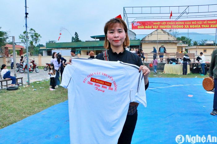 Nữ đô vật Nguyễn Thị Phú hào hứng khoe chiếc áo phần thưởng cho người giành chiến thắng 3 trận liên tiếp. Ảnh: Gia Huy