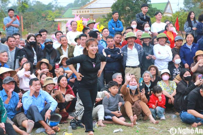 Nhiều chị em từ địa phương khác đến xem đấu vật nhưng được sự cổ vũ mạnh mẽ của khán giả đã mạnh dạn đăng ký vào sới vật thử sức góp vui. Ảnh: Gia Huy