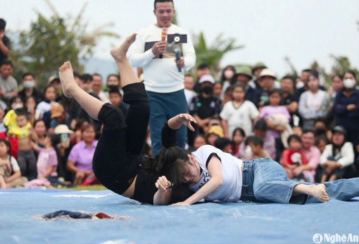 Các trận so tài của chị em không căng thẳng, gay cấn, mạnh mẽ như ở sới vật dành cho nam giới nhưng cũng không kém phần đặc sắc, thể hiện sự linh hoạt, uyển chuyển, dẻo dai của phụ nữ. Ảnh: Gia Huy