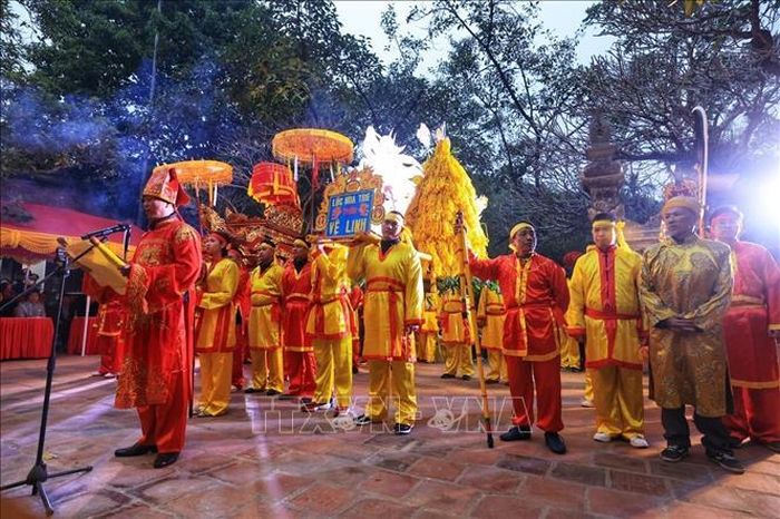 Đại diện từng thôn lên dâng cúng vật phẩm.