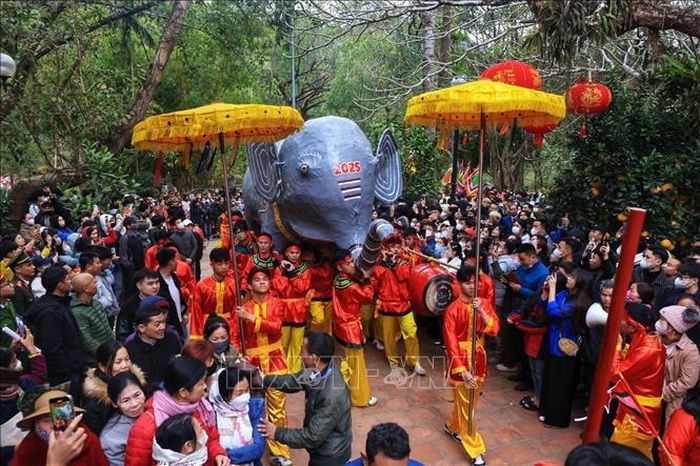 Thôn Dược Thượng, xã Đức Hòa cúng lễ vật phẩm Voi chiến.
