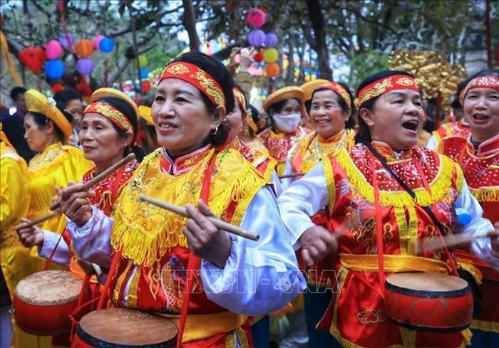 Đội kèn trống của các thôn tham gia lễ hội.