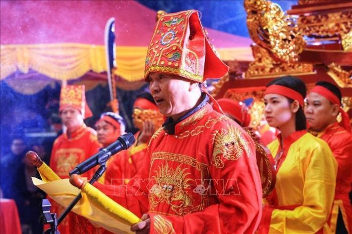 Chủ tế đại diện thôn Vệ Linh cúng tế.