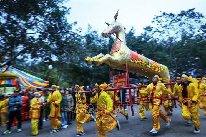 Các chàng trai Thôn Phù Mã, xã Phù Linh dâng kiệu Ngựa sắt.